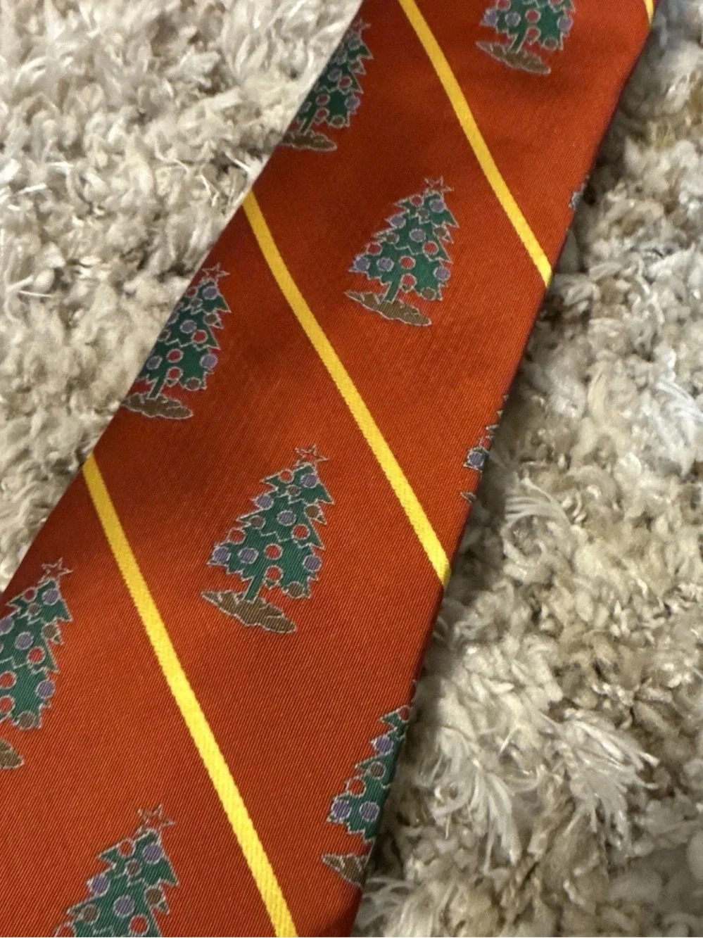 Red Diagonal-Stripe Men's Tie with Green Crest Motif